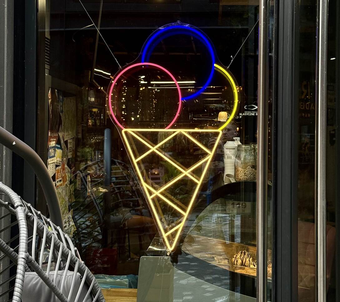 Czy neon w witrynie sklepu działa lepiej niż inne formy reklamy?