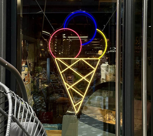 Czy neon w witrynie sklepu działa lepiej niż inne formy reklamy?